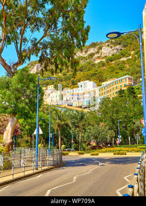 Eine typische Straße von Gibraltar an den Felsen von Gibraltar im Hintergrund. Blick von Rosia Road. Gibraltar, Britisches Überseegebiet, UK. Stockfoto