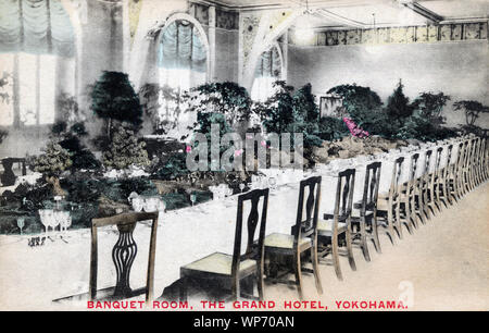 [1920s Japan - wertvorstellung Hotel Bankett Roo in Yokohama] - und Veranstaltungsräume Zimmer des Grand Hotel in Yokohama, Kanagawa Präfektur, kurz bevor es zerstört durch die Kanto Erdbeben im September 1, 1923 (taisho 12). Das Hotel wurde am 16. August eröffnet, 1873 (Meiji 6) und wurde bald die Höhe der westlichen Kultur und Eleganz in Japan betrachtet. 20. jahrhundert alte Ansichtskarte. Stockfoto