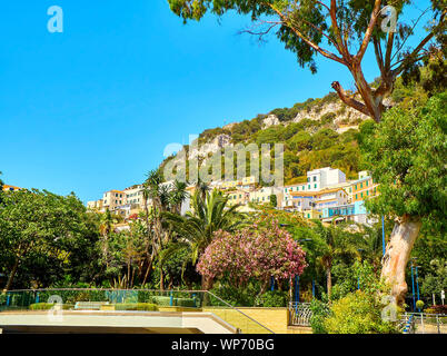 Eine typische Straße von Gibraltar an den Felsen von Gibraltar im Hintergrund. Blick von Rosia Road. Gibraltar, Britisches Überseegebiet, UK. Stockfoto