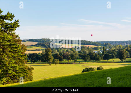 Ein Heißluftballon erhebt sich über der Themse in den Chilterns Stockfoto