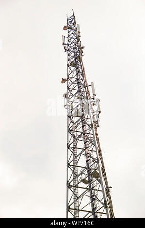 Turm Mobilfunkbetreiber gegen den Himmel-Technologie Stockfoto