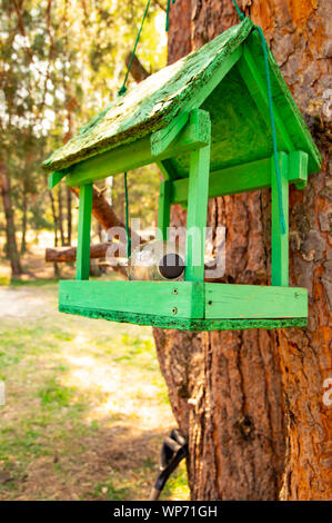 Kunststoff Flasche in einem Bird Feeder auf einem Baum - die Umwelt Stockfoto