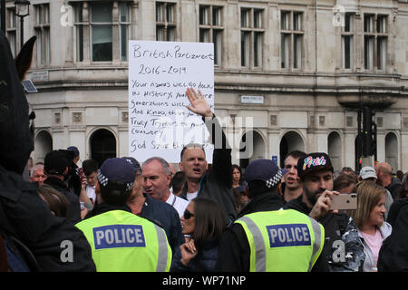 London, Großbritannien. 7. September 2019 - Weit rechts Extremisten sind aus meiner Polizei abgesperrt, wie sie schreien und Geste an anti-Brexit Verfechter am Parliament Square. Demonstranten am Parliament Square für Anti-Brexit Kundgebung versammelt. Ein Paar von Pro-Brexit counter-Demonstranten versuchten, die Kundgebung zu stören und die anti-Brexit Demonstranten provozieren durch marschieren durch die Masse halten ein Banner anspruchsvolle Großbritannien zu den WTO-Regeln zurückkehrt. Fotos: David Mbiyu/Alamy leben Nachrichten Stockfoto