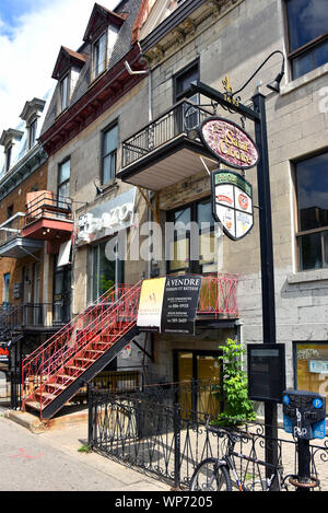 Montreal, Kanada - 10 August 2019: Saint Denis Street ist ein beliebter Ort mit vielen Geschäften, Bars und Restaurants. Es weist einige von Montreal's d Stockfoto