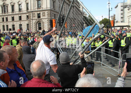 London, Großbritannien. 7. September 2019 - die Demonstranten am Parliament Square für Anti-Brexit Kundgebung versammelt. Ein Paar von Pro-Brexit counter-Demonstranten versuchten, die Kundgebung zu stören und die anti-Brexit Demonstranten provozieren durch marschieren durch die Masse halten ein Banner anspruchsvolle Großbritannien zu den WTO-Regeln zurückkehrt. Fotos: David Mbiyu/Alamy leben Nachrichten Stockfoto