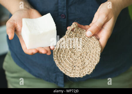 Umweltfreundliche Reinigungsmittel Kit. Organische Seife und Jute Waschlappen in die Hand der Frau. Null Abfall Konzept, Kunststoff, eco-friendly Shopping, vegan Stockfoto