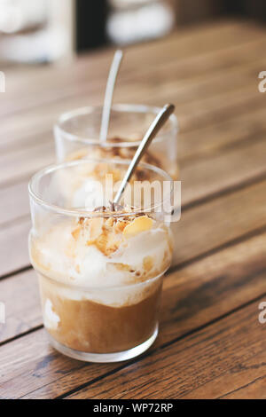 Zwei affogato auf einem Holztisch. Leckeren espresso Nachtisch mit Eis in ein Glas. Atmosphäre der Sommerferien, Siesta, Kaffeepausen Stockfoto