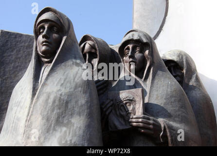 Detail der Gedenkstätte Kapelle auf der Insel der Tränen in Minsk. Stockfoto