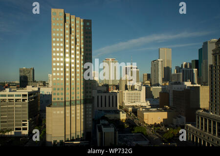 Downtown Miami, Florida East suchen mit Gerichtsgebäude Center Gebäude dominiert die Ansicht. Historische Dade County Courthouse Tower ist auf der rechten Seite. Stockfoto