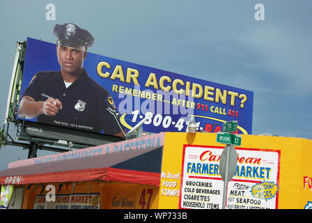 Reklametafeln und Shop Werbung auf NW 79th Street und NW Gericht in Miami in Little Haiti (Miami, Florida, USA) Stockfoto