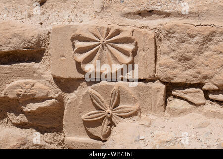 Israel, historischen Masada aka Massada. Stein gemeißelten Detail. Stockfoto