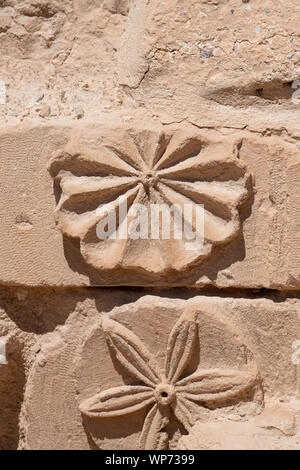 Israel, historischen Masada aka Massada. Stein gemeißelten Detail. Stockfoto