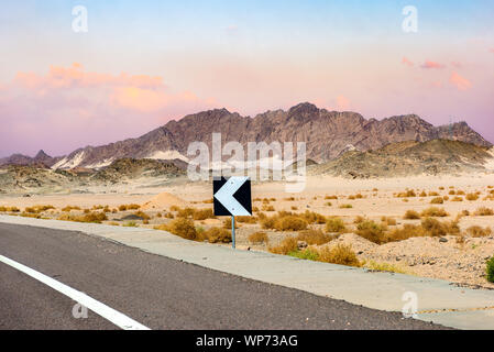 Auf der Straße in der Wüste von Ägypten bei Sonnenuntergang Stockfoto