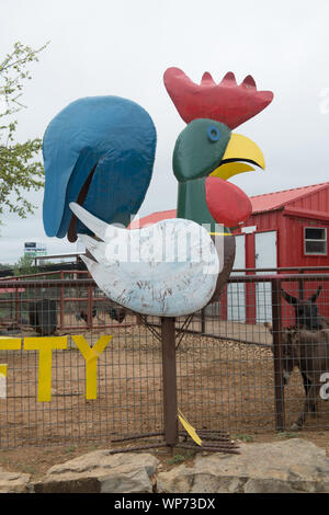 Große metal Hühner zum Verkauf an die Töpferei Ranch Töpferei in Marble Falls, Texas. Wie Hühnerhof Kunst ist sehr beliebt in Texas Stockfoto