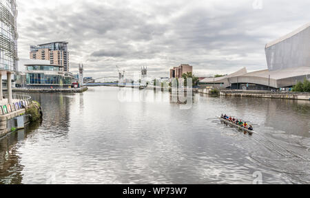 Die Ruderer aus auf den Kanälen system um Salford Quays, Salford, Manchester, UK. Am 7. September 2019 aufgenommen. Stockfoto