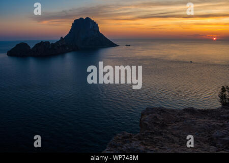 Sonnenuntergang am Mittelmeer auf Ibiza mit Es vedrà Insel Stockfoto