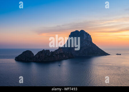 Sonnenuntergang am Mittelmeer auf Ibiza mit Es vedrà Insel Stockfoto