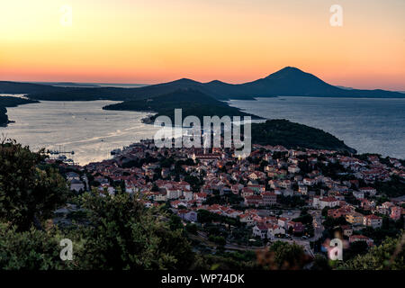 Malerischer Blick auf den kroatischen Inseln in der Kvarner Bucht bei Sonnenuntergang Stockfoto