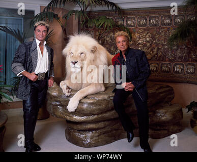 Las Vegas illusionisten Siegfried & Roy (rechts) und einem großen Katzen Freund, in ihrem Mirage Hotel und Resort Apartment, vor Roy's Karriere - Lähmendes Übel zurichten von einem weißen Tiger während eines ihrer Auftritte. Las Vegas, Nevada Stockfoto