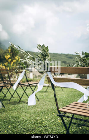 Dekorierte Stühle bei einer Hochzeit Veranstaltung. Hochzeit im Freien. Stockfoto