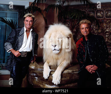 Las Vegas superstar Illusionisten Siegfried (rechts) und Roy (und einem großen Katzen Freund) bei ihrem MIrage Hotel Apartment, vor Roy's fast tödlichen Begegnung mit einem weißen Tiger auf der Bühne während eines ihrer Auftritte. Las Vegas, Nevada Stockfoto