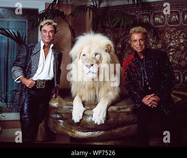 Las Vegas superstar Illusionisten Siegfried (rechts) und Roy (und einem großen Katzen Freund) bei ihrem MIrage Hotel Apartment, vor Roy's fast tödlichen Begegnung mit einem weißen Tiger auf der Bühne während eines ihrer Auftritte. Las Vegas, Nevada Stockfoto