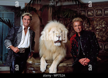 Las Vegas, Nevada der Dachverkleidung illusionisten Siegfried & Roy (Siegried Fischbacher und Roy Horn) in Ihrer privaten Wohnung im Mirage Hotel am Las Vegas Strip, zusammen mit einem ihrer Durchführung von Weißen Löwen Stockfoto