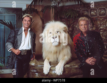 Las Vegas, Nevada der Dachverkleidung illusionisten Siegfried & Roy (Siegried Fischbacher und Roy Horn) in Ihrer privaten Wohnung im Mirage Hotel am Las Vegas Strip, zusammen mit einem ihrer Durchführung von Weißen Löwen Stockfoto
