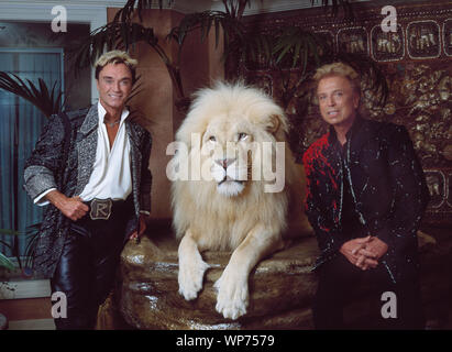 Las Vegas, Nevada der Dachverkleidung illusionisten Siegfried & Roy (Siegried Fischbacher und Roy Horn) in Ihrer privaten Wohnung im Mirage Hotel am Las Vegas Strip, zusammen mit einem ihrer Durchführung von Weißen Löwen Stockfoto