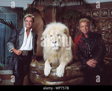 Las Vegas, Nevada der Dachverkleidung illusionisten Siegfried & Roy (Siegried Fischbacher und Roy Horn) in Ihrer privaten Wohnung im Mirage Hotel am Las Vegas Strip, zusammen mit einem ihrer Durchführung von Weißen Löwen Stockfoto