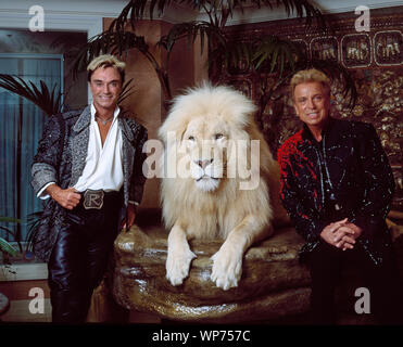 Las Vegas, Nevada der Dachverkleidung illusionisten Siegfried & Roy (Siegried Fischbacher und Roy Horn) in Ihrer privaten Wohnung im Mirage Hotel am Las Vegas Strip, zusammen mit einem ihrer Durchführung von Weißen Löwen Stockfoto