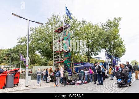 ROTTERDAM, Niederlande. 06 Sep, 2019. Wereldhavendagen 2019, Kinder Klettern eine Wand während der Wereldhavendagen Credit: Pro Schüsse/Alamy leben Nachrichten Stockfoto