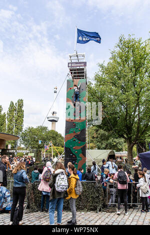 ROTTERDAM, Niederlande. 06 Sep, 2019. Wereldhavendagen 2019, Kinder Klettern eine Wand während der Wereldhavendagen Credit: Pro Schüsse/Alamy leben Nachrichten Stockfoto