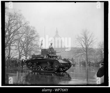 Neuesten Arten von Tanks Rumpeln hinter dem Kapitol in jährlichen Army Day Parade. Washington, D.C., den 6. April. Die Erinnerungen an den Zweiten Weltkrieg, wurden heute wie die neuesten Arten von Tanks, von 20,00 Soldaten und Veteranen voraus wiederbelebt, vorbei an der U.S. Capitol in der jährlichen Army Day Parade, die der 22. Jahrestag der Amerika in den Ersten Weltkrieg markiert vorgeführt. Tausende braved ein heftiger Platzregen die Parade zu sehen. 4-6-39 Stockfoto