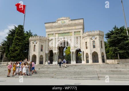 ISTANBUL, Türkei - 14 August, 2019: Haupteingang der Universität Istanbul auf Beyazit Platz in Istanbul, Türkei Stockfoto