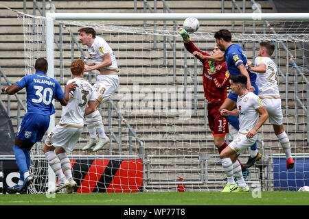 Milton Keynes, UK. 07 Sep, 2019. MK Dons Torwart Lee Nicholls von MK Durchschläge zieht während der efl Sky Bet Liga 1 Übereinstimmung zwischen Milton Keynes Dons und AFC Wimbledon klar bei Stadion: mk, Milton Keynes, England am 7. September 2019. Foto von Ken Funken. Nur die redaktionelle Nutzung, eine Lizenz für die gewerbliche Nutzung erforderlich. Keine Verwendung in Wetten, Spiele oder einer einzelnen Verein/Liga/player Publikationen. Credit: UK Sport Pics Ltd/Alamy leben Nachrichten Stockfoto