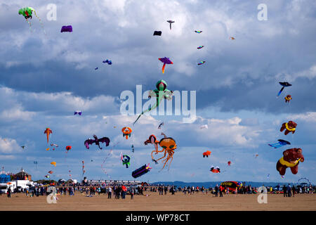 Sonnenschein und eine gute, starke Wind bringen Farbe in den Himmel im St. Annes International Kite Festival in Lancashire, England. Stockfoto