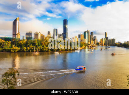 Wasser des Brisbane River streaming um Brisbane CBD hoch aufragenden Türmen in sanften Morgenlicht mit der Stadt Überfahrt mit der Fähre den Fluss und tr Stockfoto