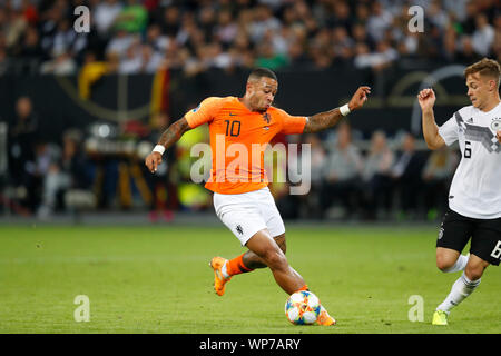 Hamburg, Deutschland. 06 Sep, 2019. HAMBURG, 06-09-2019, Volkspark Stadion, Niederlande player Memphis Depay während des Spiels Deutschland - Niederlande 2-4. Credit: Pro Schüsse/Alamy leben Nachrichten Stockfoto