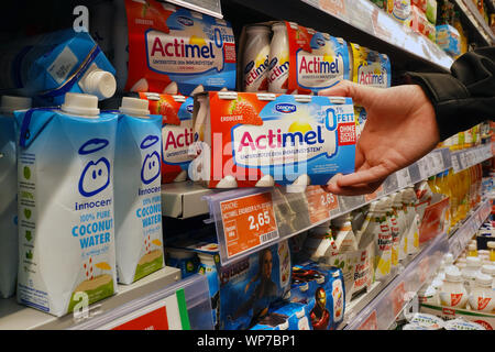 Actimel probiotischer Joghurt in einem Geschäft Stockfoto