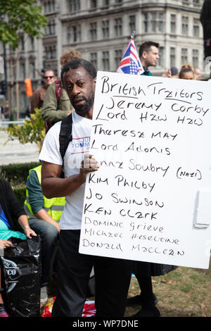 London, Großbritannien. 7. September 2019. Pro-Brexit Demonstrant mit einem Brett während einer Brexit Protest auf den Parliament Square, London. Credit: Joe Kuis/Alamy Nachrichten Stockfoto