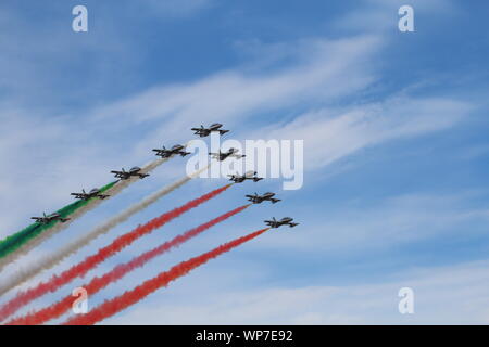 Ferrara, Italien - 07 September 2019: Frecce Tricolori (Dreifarbige Pfeile) Italienische akrobatische Flugzeuge Team während der Ausstellung über Ferrara, Italien. Airshow Stockfoto