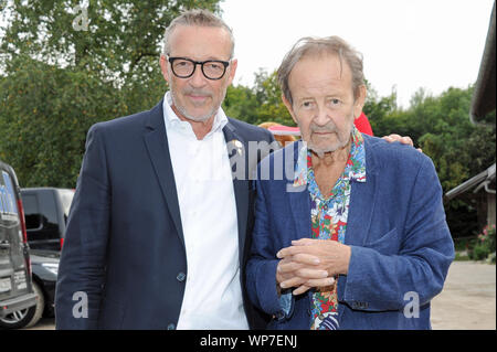 Tutzing, Deutschland. 07 Sep, 2019. Schauspieler und Wirt Michael Roll (l) und sein Vater, Kameramann Gernot Roll, kommen zu der Abendveranstaltung des Tabaluga Golf Cup zugunsten der Michel Roll Foundation in der Reithalle der Tabaluga Stiftung bei der Greinwaldhof. Credit: Ursula Düren/dpa/Alamy leben Nachrichten Stockfoto