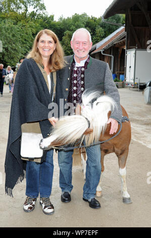 Tutzing, Deutschland. 07 Sep, 2019. Die Schauspieler Corinna Binzer und Sepp Schauer an der Abendveranstaltung der Tabaluga Golf Cup zugunsten der Michel Roll Foundation in der Reithalle der Tabaluga Stiftung bei der Greinwaldhof kommen. Credit: Ursula Düren/dpa/Alamy leben Nachrichten Stockfoto