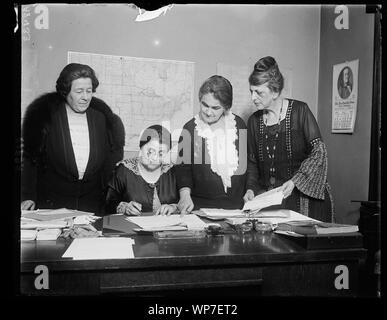 Die Staats- und Regierungschefs unter den demokratischen Frauen sind, die in der Nat'l hdqrs. in Washington Vereinbarungen für die Konvention in N.Y. Lft abzuschließen. rt.: Frau D.A. McDougal, Nat'l Ausschuß Frau aus Okla., Frau Emily Newall Blair, Vice-Chmn. der Demo. Nat'l Comm., Mrs Thornton Lee Brown, Jophin, Mo, und Frau Blair Bannister, Herausgeber der 14-Bulletin der Demo. Frauen Wähler. Frau Bannister ist eine Schwester von Sen Carter Glas, erwähnt als mögliche Präsidentenkandidat Stockfoto