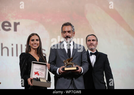 Venedig, Italien. 7. Sep 2019. Der amerikanische Regisseur Todd Phillips (C) reagiert nach seinem Film 'Joker' gewinnt den Goldenen Löwen für den Besten Film auf dem 76 Filmfestival in Venedig Venedig, Italien, an Sept. 7, 2019. Der Film 'Joker' durch amerikanische Regisseur Todd Phillips gewann den Goldenen Löwen der 76. Filmfestival von Venedig am Samstag. Credit: Cheng Tingting/Xinhua/Alamy leben Nachrichten Stockfoto