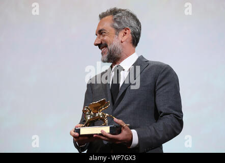 Venedig, Italien. 7. Sep 2019. Der amerikanische Regisseur Todd Phillips reagiert nach seinem Film 'Joker' gewinnt den Goldenen Löwen für den Besten Film auf dem 76 Filmfestival in Venedig Venedig, Italien, an Sept. 7, 2019. Der Film 'Joker' durch amerikanische Regisseur Todd Phillips gewann den Goldenen Löwen der 76. Filmfestival von Venedig am Samstag. Credit: Cheng Tingting/Xinhua/Alamy leben Nachrichten Stockfoto