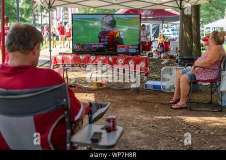 Tuscaloosa, Alabama, USA. 7. Sep 2019. Wenn Sie an einem Spiel an Heckklappe, kann auch bequem sein. Diese Leute wurden in Tuscaloosa, Alabama, am Samstag, den 7. September 2019 Für die Alabama Arkansas Spiel vs. Sie richten eine Markise und einem großen TV-Bildschirm für jedes Heim Spiel. (Bild: © Tim ThompsonZUMA Draht) Stockfoto