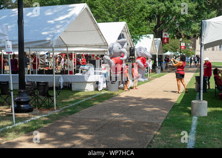 Tuscaloosa, Alabama, USA. 7. Sep 2019. Alabama Fans gehen alle heraus, wenn es zu Hause spiele in Tuscaloosa, Alabama, tailgating kommt. Die Menschen in der Stadt am Samstag, 7. September 2019 Für die Alabama vs New Jersey Spiel. (Bild: © Tim ThompsonZUMA Draht) Stockfoto