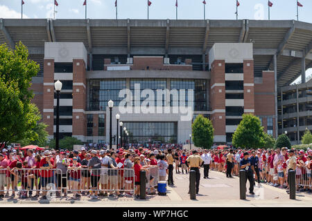 Tuscaloosa, Alabama, USA. 7. Sep 2019. Fans der beiden Seiten der Haupteingang Bryant Denny Stadium in Tuscaloosa, Alabama, warten auf den Spieler zu kommen. Trotz Temperaturen in den 90ern, eine riesige Menschenmenge war an Hand für die Alabama vs New Jersey Spiel am Samstag, September 7th, 2019. (Bild: © Tim ThompsonZUMA Draht) Stockfoto